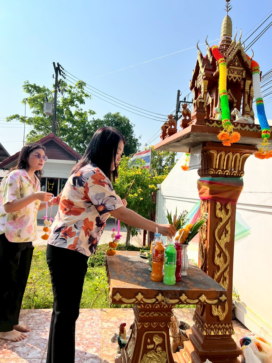 title - ส.ป.ก. ยโสธร จัดพิธีเจริญพระพุทธมนต์ทำบุญถวายภัตตาหารเพลแด่พระสงฆ์ พิธีสักการะศาลเจ้าที่และสิ่งศักดิ์สิทธิ์ประจำสำนักงาน เนื่องในเทศกาลวันขึ้นปีใหม่ไทย